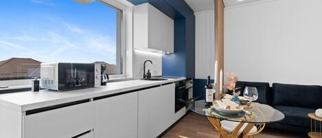 Kühlschrank, Mikrowelle, Ofen, Geschirrspüler