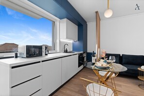 Peti sejuk, ketuhar gelombang mikro, ketuhar