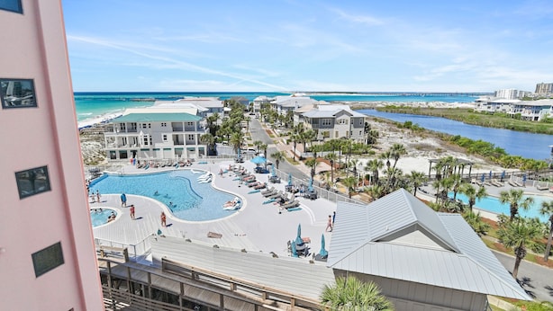Ein Resort mit Schwimmbad, Strandbereich und Meerblick.