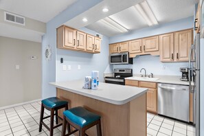 Refrigerador, microondas, horno y lavavajillas 
