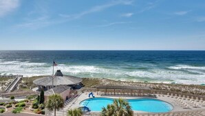 Ett hotell vid stranden med en swimmingpool, ett takförsett område och utsikt över havet.