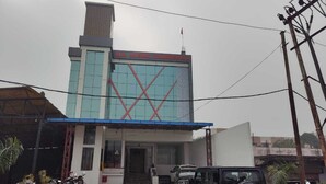 Un bâtiment sur lequel on peut lire l’inscription suivante : « M.R. JAISAL DHARMSHALA ».