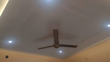 Una habitación con ventilador de techo, iluminación empotrada y una marca de fecha y hora visible.