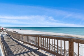 On the beach - Sunset Jetty View! Enjoy one free beach chair set up and umbrella each day! (Destin)