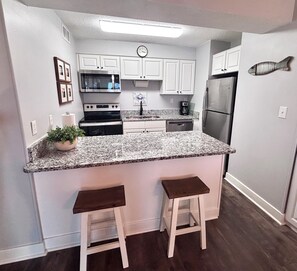 Kjøleskap, mikrobølgeovn, ovn og oppvaskmaskin