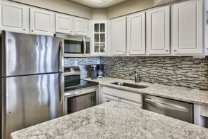 Kühlschrank, Mikrowelle, Ofen, Geschirrspüler