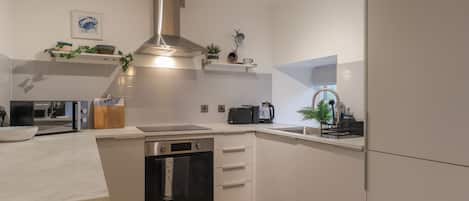 Refrigerador, tetera/pava eléctrica, tostadora, utensilios de cocina