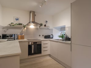 Fridge, electric kettle, toaster, cookware/dishes/utensils - Flat 4, The Byre (Cromarty)