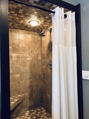 Secadora de cabello, toallas, papel de baño 
