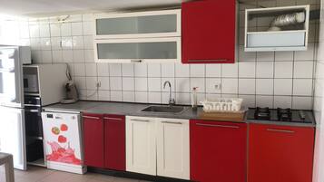 Réfrigérateur, micro-ondes, four, plaque de cuisson