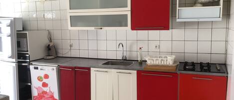 Réfrigérateur, micro-ondes, four, plaque de cuisson