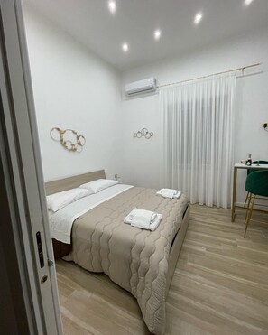 1 bedroom, travel crib, WiFi, bed sheets - Triple Room. Berenice Suites. (Napoli)