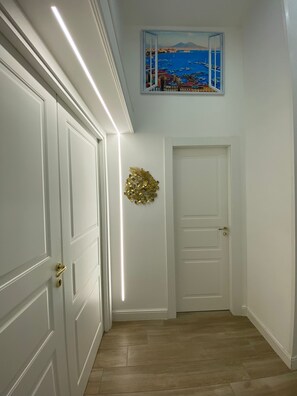 Interior - Triple Room. Berenice Suites. (Napoli)
