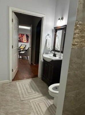 Dusj, håndklær, såpe og sjampo