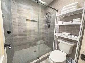 Haartrockner, Handtücher, Seife, Toilettenpapier