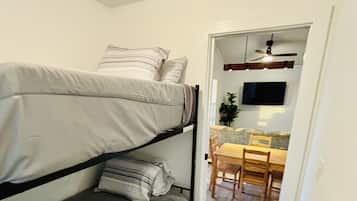 3 bedrooms, iron/ironing board, WiFi, bed sheets
