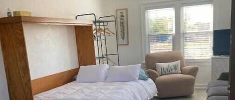 1 dormitori, caixa forta a l'habitació i escriptori