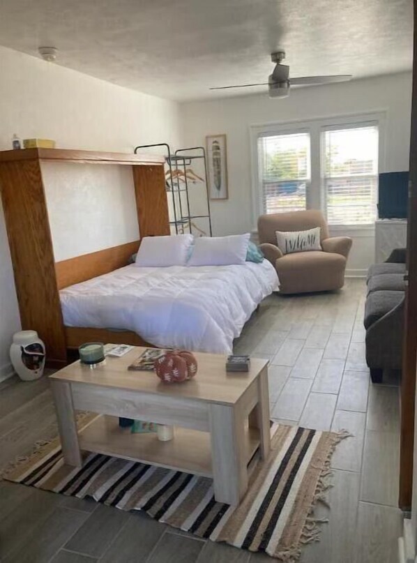 1 habitación, caja de seguridad en la habitación y escritorio 