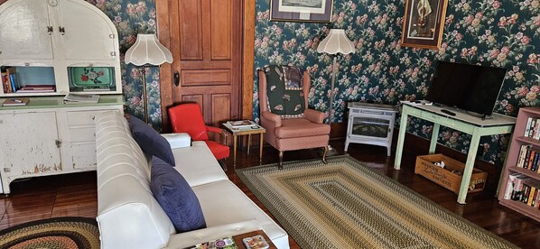 Smart TV, books - The Vintage Cottage at Our Place (Beaver Crossing)