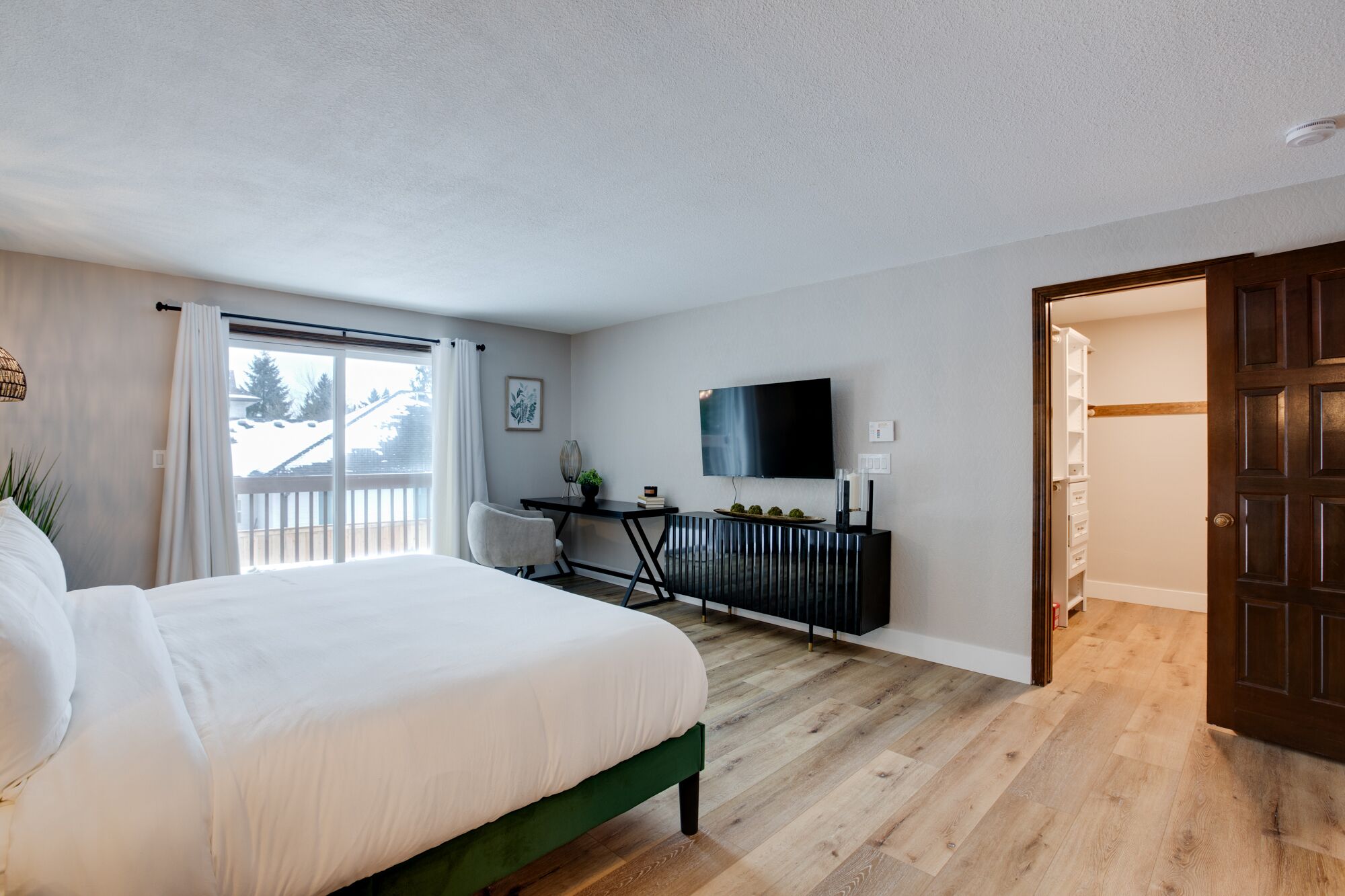 6 bedrooms, iron/ironing board, travel cot, free WiFi