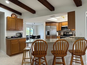 Kylskåp, mikrovågsugn, ugn och spishäll