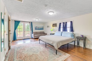 4 bedrooms, iron/ironing board, internet, bed sheets - Adorable Cottage: Fire Pit, Walk to Colonial Beach (Colonial Beach)