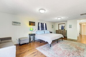 4 bedrooms, iron/ironing board, internet, bed sheets