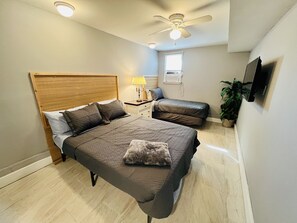 1 slaapkamer, een strijkplank/strijkijzer, wifi, beddengoed