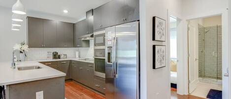 Réfrigérateur, micro-ondes, four, plaque de cuisson