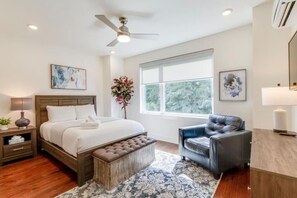 4 室のベッドルーム、デスク、アイロン / アイロン台、WiFi