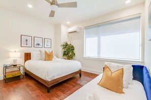 4 bedrooms, desk, iron/ironing board, travel cot - Prime Nashville Getaway – Peaceful Area (Nashville)