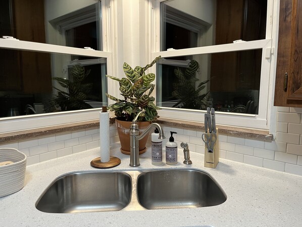 Interior - Cul-de-Sac Charm on River Road (Toledo)