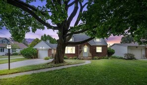 Exterior - Cul-de-Sac Charm on River Road (Toledo)