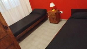 Habitación básica con 1 cama doble o 2 individuales | 1 dormitorio, espacio para trabajar con un portátil, wifi gratis