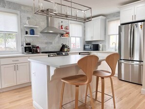 冷蔵庫、電子レンジ、オーブン、コンロ