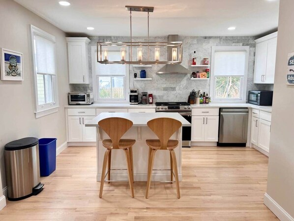 冷蔵庫、電子レンジ、オーブン、コンロ