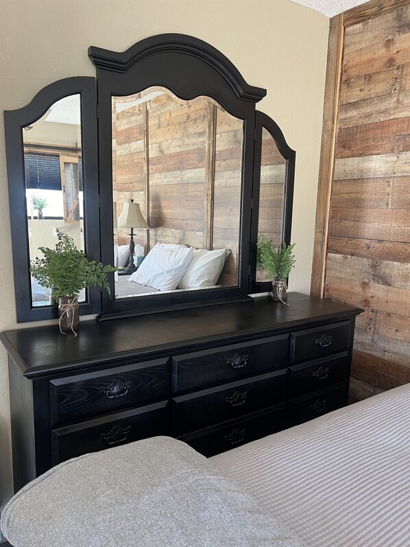 1 bedroom, desk, iron/ironing board, free WiFi - Sunrise Suite w Pool, Rec Rm, 1/2 mi to Boat Ramps (Yantis)