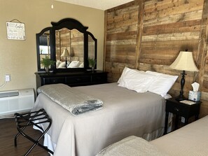 1 bedroom, desk, iron/ironing board, free WiFi - Sunrise Suite w Pool, Rec Rm, 1/2 mi to Boat Ramps (Yantis)