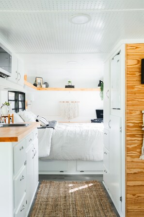 1 bedroom, bed sheets