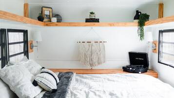 1 bedroom, bed sheets