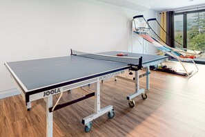 Game room - Colorful adventure pad with game room & mountain/lake views - central AC (Lake George)