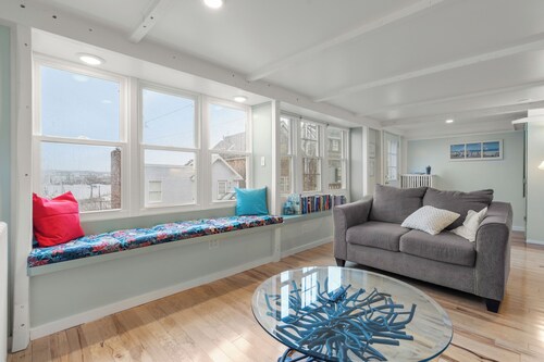 2BR/2BA Harborside Home · Fenced Backyard · Ocean View ·Walk to Rocky Neck+Beach