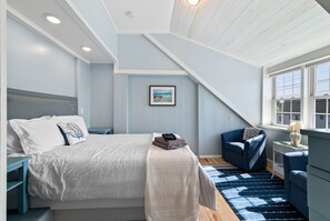 2 bedrooms, iron/ironing board, travel crib, WiFi - 2BR/2BA Harborside Home · Fenced Backyard · Ocean View ·Walk to Rocky Neck+Beach (Gloucester)