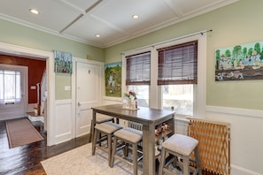 Dining - Charming Connecticut Retreat Near Museums & Hiking (Waterbury)