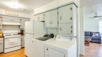 Réfrigérateur, four à micro-ondes, surface de cuisson, cafetière-théière