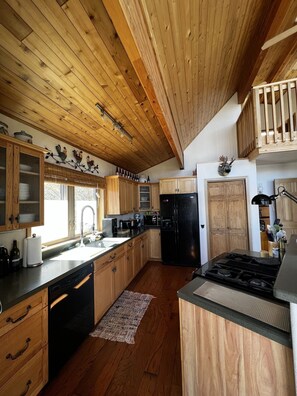 Fridge, microwave, oven, stovetop - Mountainside Home overlooking Vallecito Lake close Durango/Silverton Train, Mesa Verde National Park & Million Dollar HWY (Bayfield)
