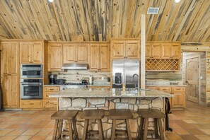 Fridge, microwave, oven, stovetop - Pond Property with Mountain Views walking distance to food and minutes to Vallecito Lake and close to Durango (train/Mesa Verde and Million Dollar HWY) (Bayfield)