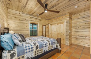 3 bedrooms, iron/ironing board - Pond Property with Mountain Views walking distance to food and minutes to Vallecito Lake and close to Durango (train/Mesa Verde and Million Dollar HWY) (Bayfield)