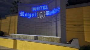 A hotel sign with the name "Royal" and a crest. - ROYAL BOUTIQUE (Torreón)