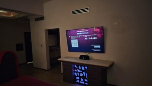 A room with a flat-screen TV mounted on the wall displaying a Netflix login screen. - ROYAL BOUTIQUE (Torreón)